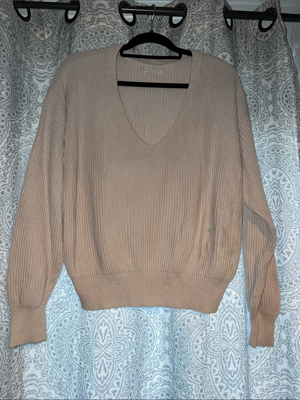 La Hearts V-Neck Ribbed Sweater in Taupe